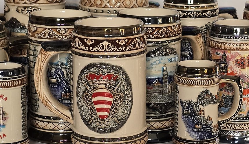 Suvenir je mnogo više od predmeta koji posjetitelj nosi sa sobom nakon putovanja. On predstavlja uspomenu, identitet mjesta i dio priče koju destinacija želi ispričati svojim gostima. Upravo zato odabir kvalitetnog proizvođača suvenira jedna je od najvažnijih odluka za turističke zajednice, muzeje, suvenirnice i druge institucije. Dobar proizvođač suvenira mora imati mogućnost razviti proizvod od početne ideje do završnog proizvoda. To uključuje dizajn, izradu kalupa, odabir materijala, proizvodnju i završnu obradu. Danas se moderni suveniri izrađuju od različitih materijala poput keramike, drva, pleksiglasa, gipsa i umjetnog kamena. Kombinacijom tradicionalnih metoda i suvremenih tehnologija poput laserskog rezanja i UV printanja moguće je dobiti iznimno precizne i vizualno atraktivne proizvode. Posebno je važna mogućnost izrade većih količina proizvoda uz konstantnu kvalitetu. Turistička sezona često zahtijeva tisuće komada istog proizvoda, zbog čega iskustvo, organizirana proizvodnja i moderna oprema igraju ključnu ulogu. Keramika Auguštanec iz Lepoglave već više od 25 godina razvija i proizvodi suvenire za hrvatsko i inozemno tržište. Spoj iskustva, vlastite proizvodnje i modernih tehnologija omogućuje stvaranje jedinstvenih suvenira prilagođenih potrebama svakog kupca. Ako tražite partnera za izradu suvenira po narudžbi, važno je odabrati proizvođača koji razumije priču vaše destinacije i može ju pretvoriti u proizvod koji će turisti poželjeti ponijeti sa sobom.
